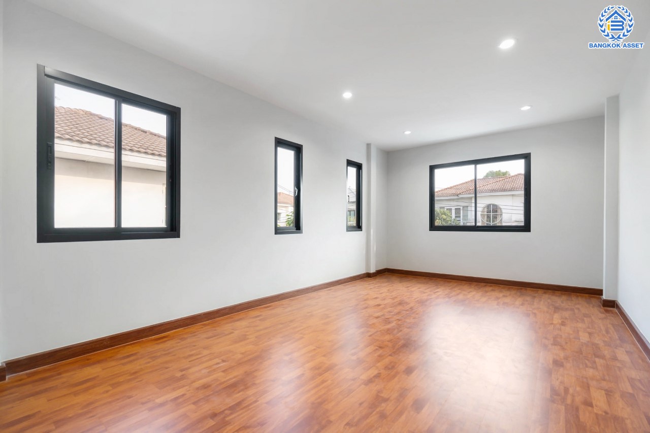 บ้านมือสองตกแต่งใหม่ แบรนด์ LH ม.ชัยพฤกษ์ บางใหญ่-เซ็นทรัลเวสต์เกต ตอบโจทย์ทุกการอยู่อาศัย เนื้อที่ 55.8 ตร.ว. ฟังก์ชัน 3 ห้องนอน 2 ห้องน้ำ 2 ที่จอดรถ บนทำเลดีที่สุด! ใกล้เซ็นทรัลเวสต์เกต ทางด่วน "กาญจนาภิเษก" และเพียง 10 นาที ถึง MRT "สถานีคลองบางไผ่"